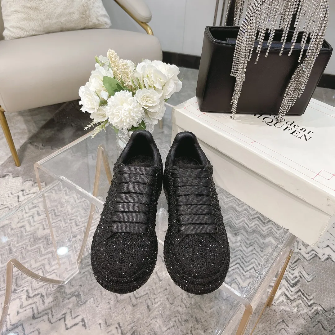 👟👟Ex-factory price 560👟👟 Men's size +10 2025SS McQueen crystal inlaid large and small diamond casual shoes counter original 1:1 production Fabric: imported silk velvet + imported Czech diamonds Lining: sheepskin lining Code number: 35-41 Male 39/44